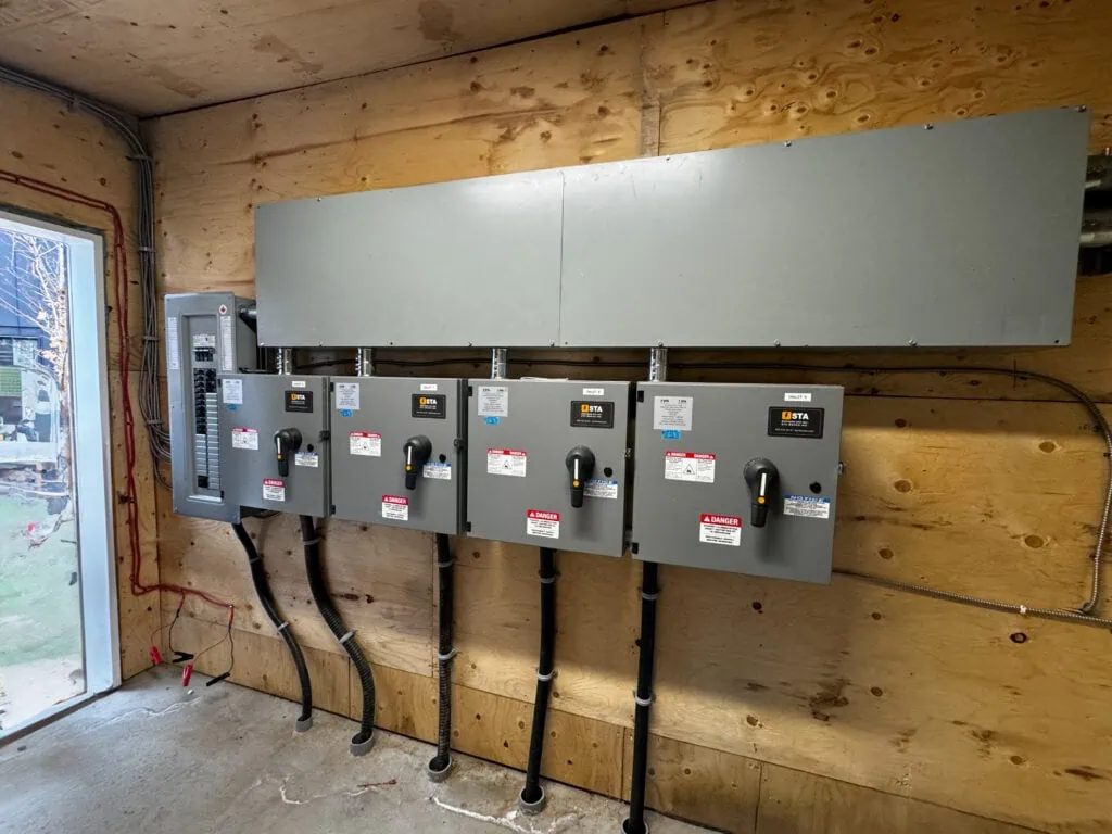 Boitiers STA and NOARK work together to provide enclosures and breakers to protect the circuits